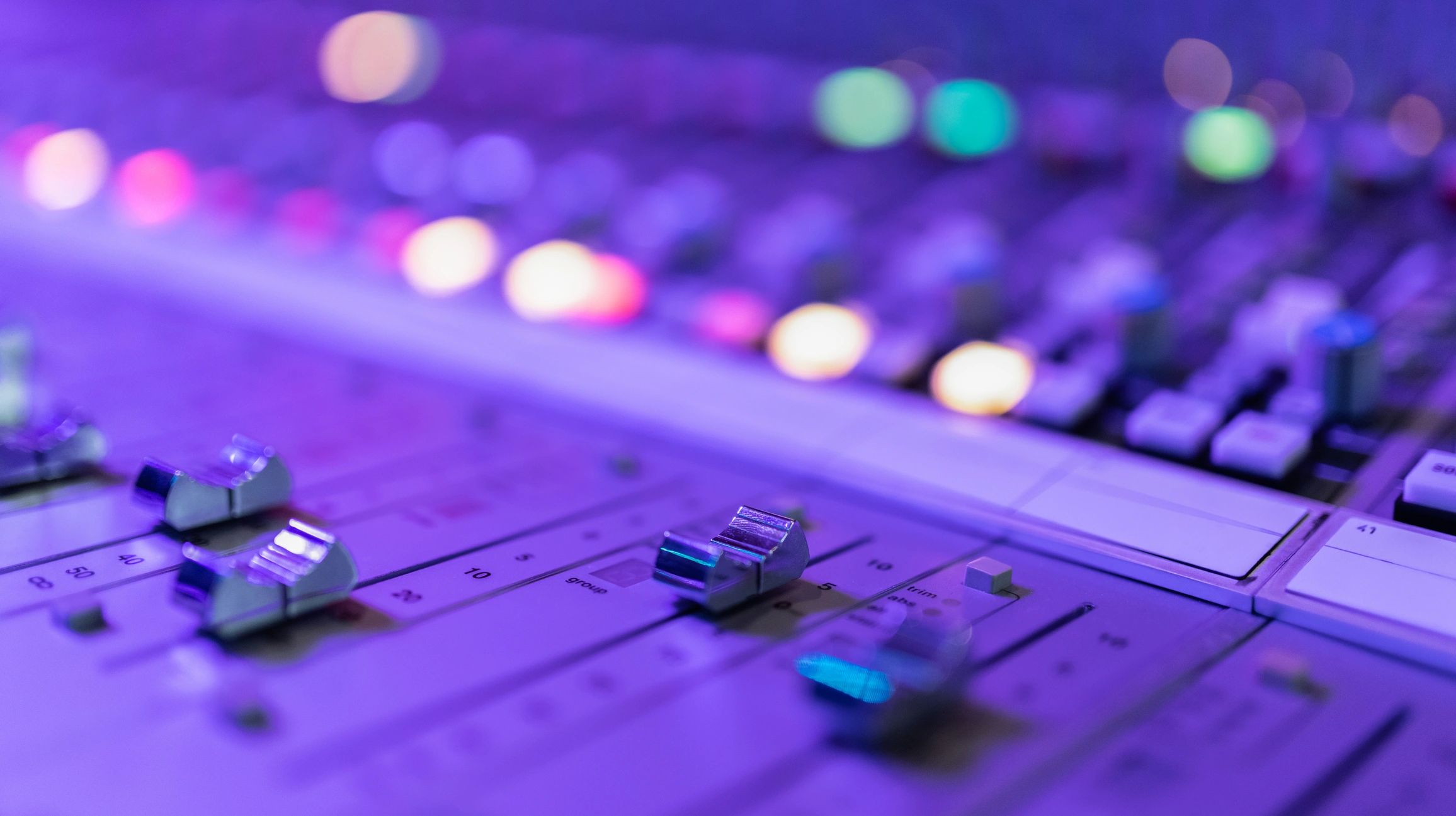 Consola de audio profesional en estudio de radio
